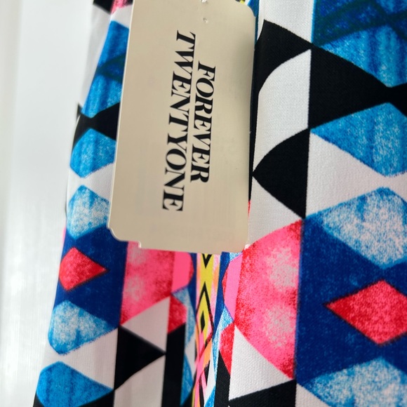 NWT Forever 21 shorts. Size large. Gorgeous patterned shorts ! - Picture 7 of 12